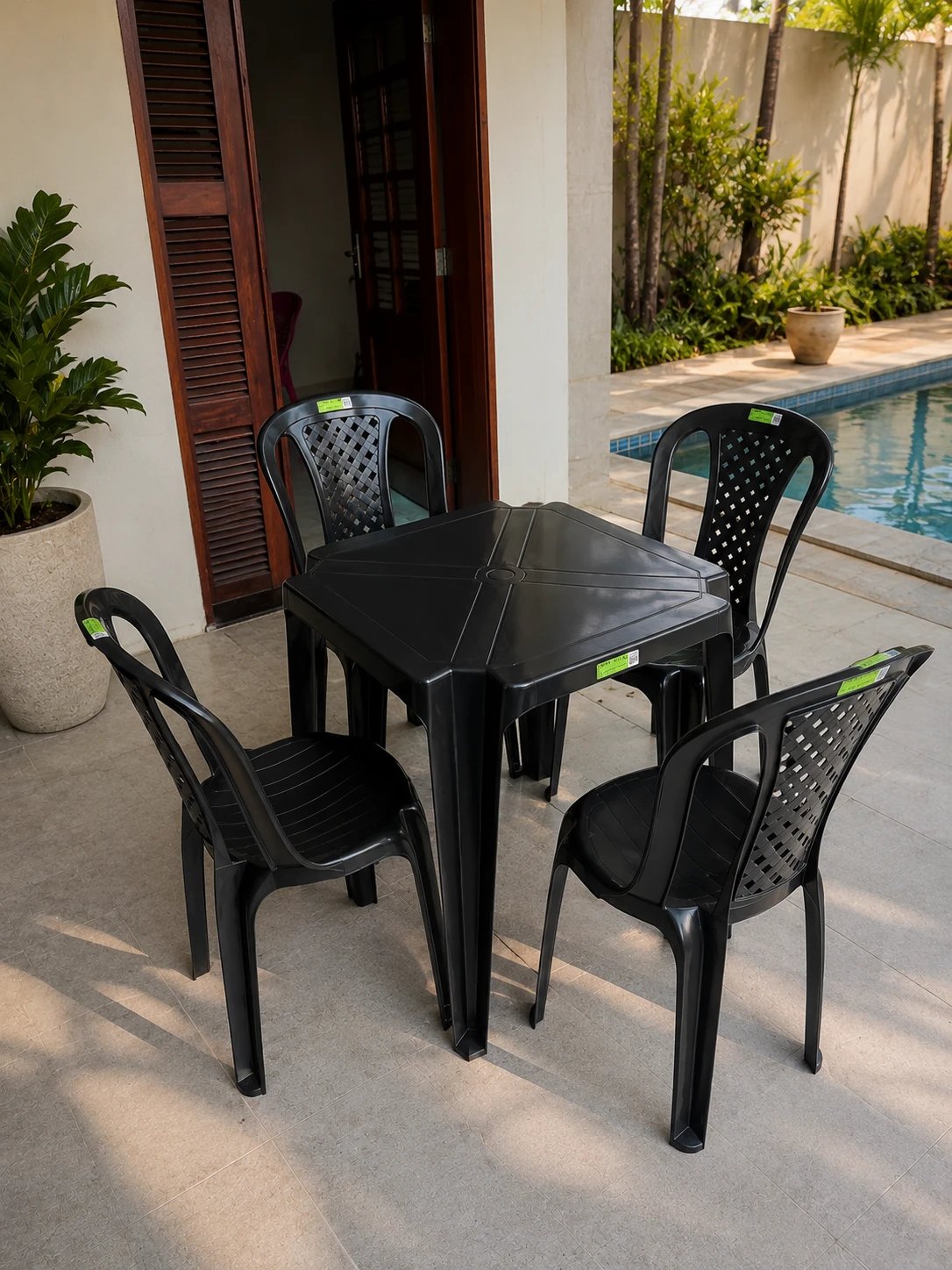 Conjunto de Mesa e Cadeiras TOP Plast completo à beira da piscina